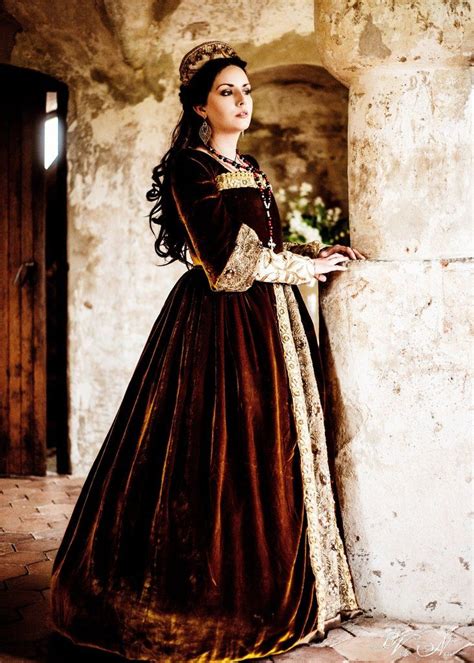 scolli abiti stile tudor|tudor ladies outfits uk.